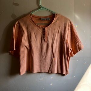 Cropped Peach shirt